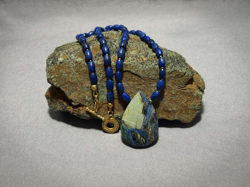 Single Strand Necklace Lapis, gold seed beads, Azurite Pendent and gold plated clasp - 20in and Pendent is 1.5in